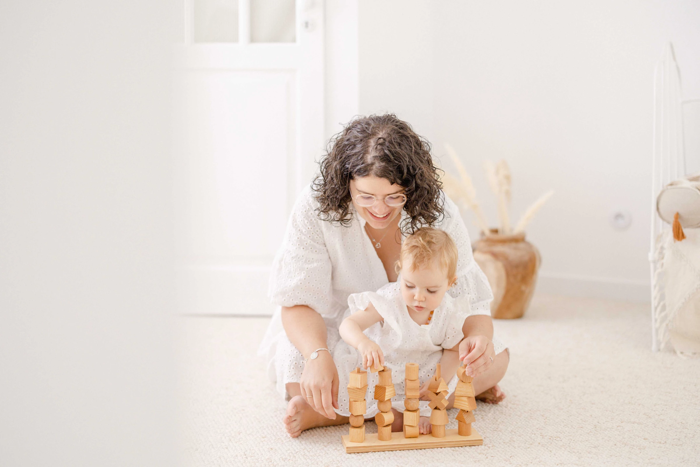 enfant jouer jouer avec les enfants jouet beige